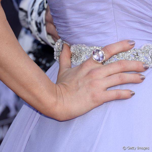 O lilás com brilho foi a escolha da cantora Kellie Pickler para colorir as unhas para o 49th Annual Academy Of Country Music Awards